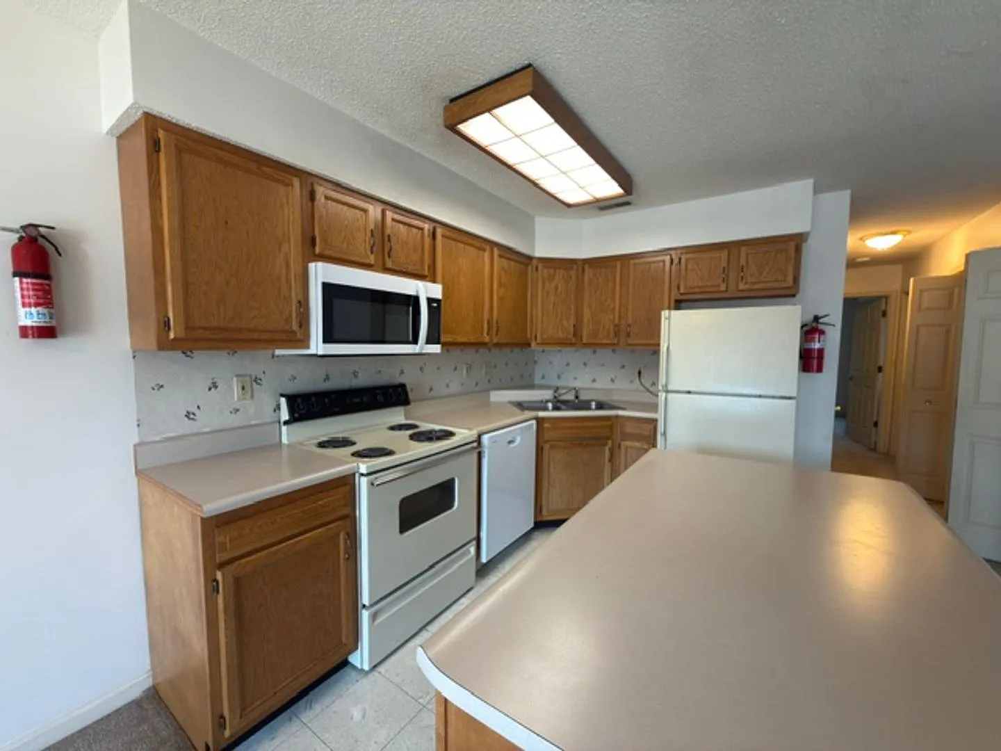 Spacious 2 Bed / 2 Bath Apartment Near EIU Campus — Photo 3