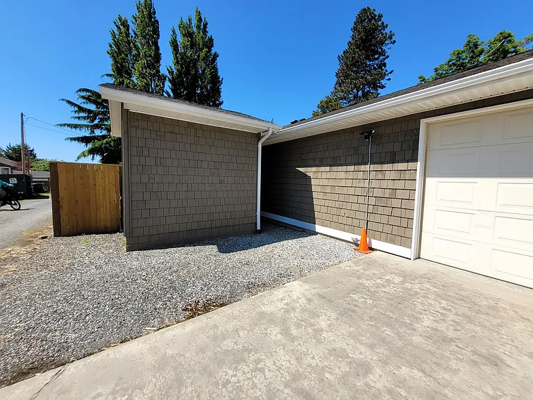 625 1/2 Marine Dr — Photo 24