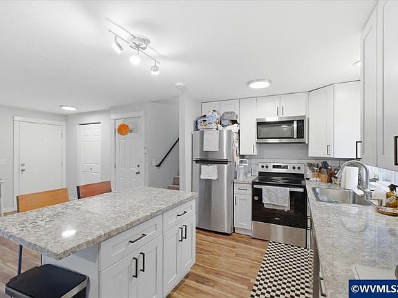 3rd image of 137 Tanglewood Dr