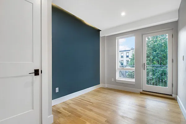 Rented by EXR | media 22