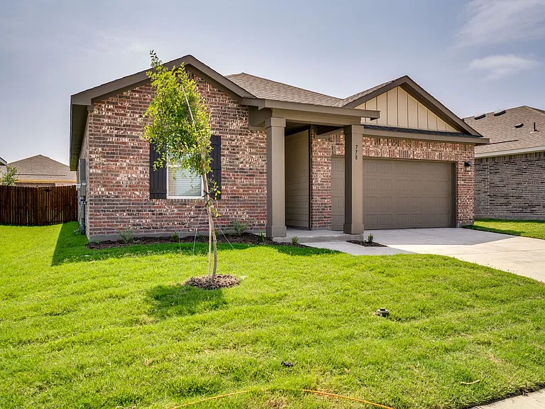 778 Camden Dr — Photo 2
