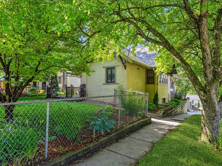 102 E Broadway St — Photo 2