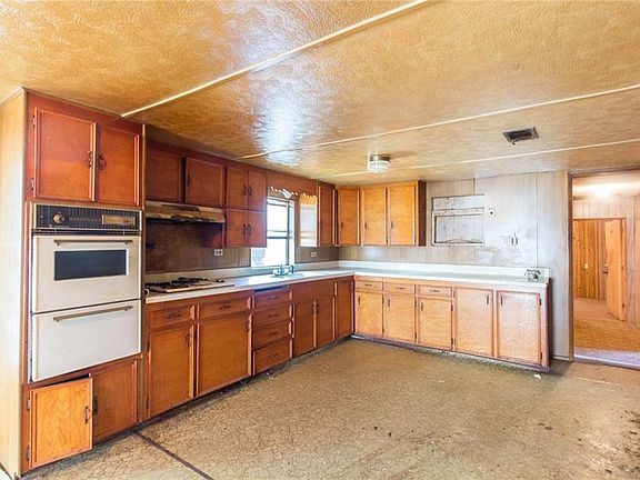 3rd image of 6701 Oak Crest Dr E