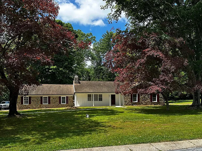4 Smedley Dr — Photo 1