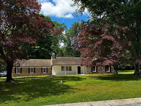 4 Smedley Dr, Newtown Square, PA 19073