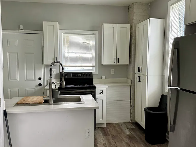 642 W 42nd St #B — Photo 3
