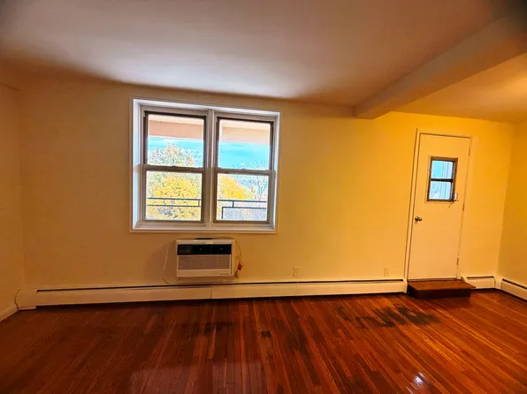 23-50 Waters Edge Drive image 14 of 25