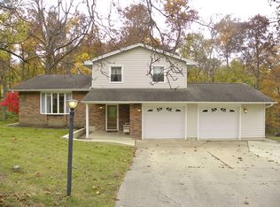 708 Forest Park Dr, Dixon, IL 61021