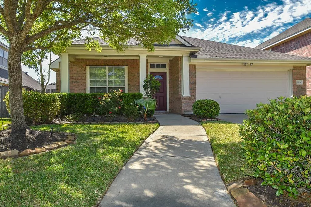 3 bed, 2.0 bath, 2015 sqft, $2,300 — Photo 3