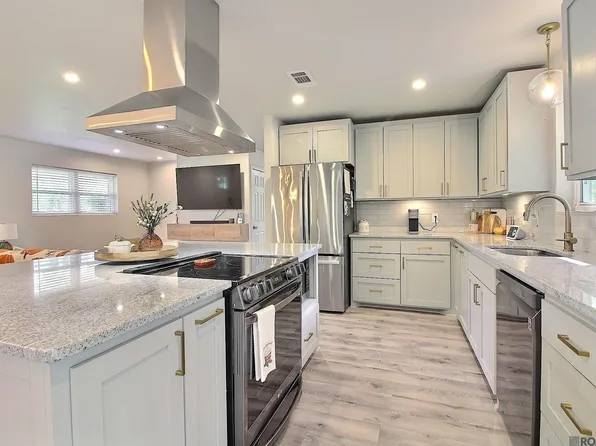 7964 Fairlane Dr, Denham Springs, LA 70726