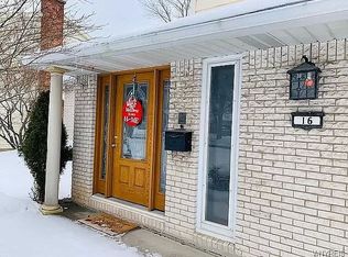 16 Ranch Trl, Williamsville, NY 14221