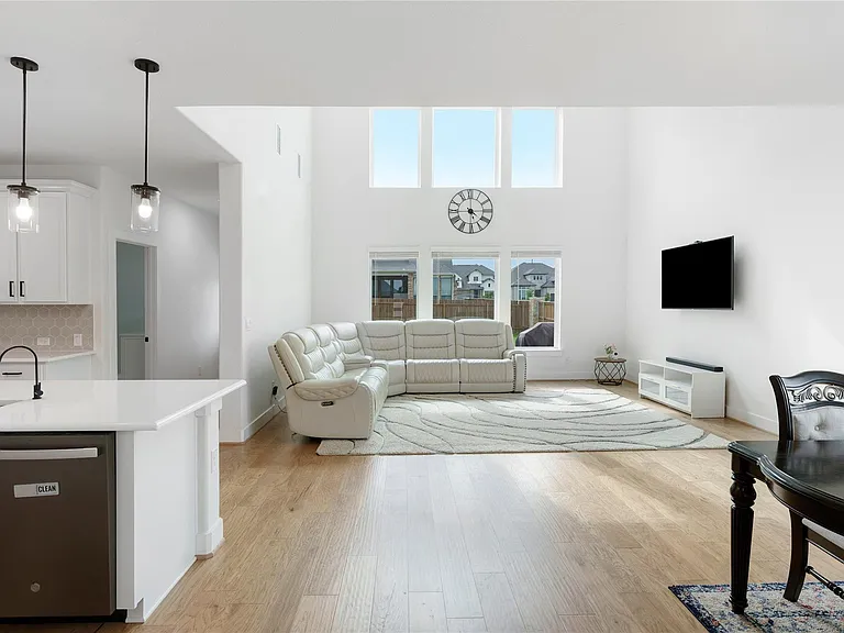 300 Hollister Dr — Photo 11