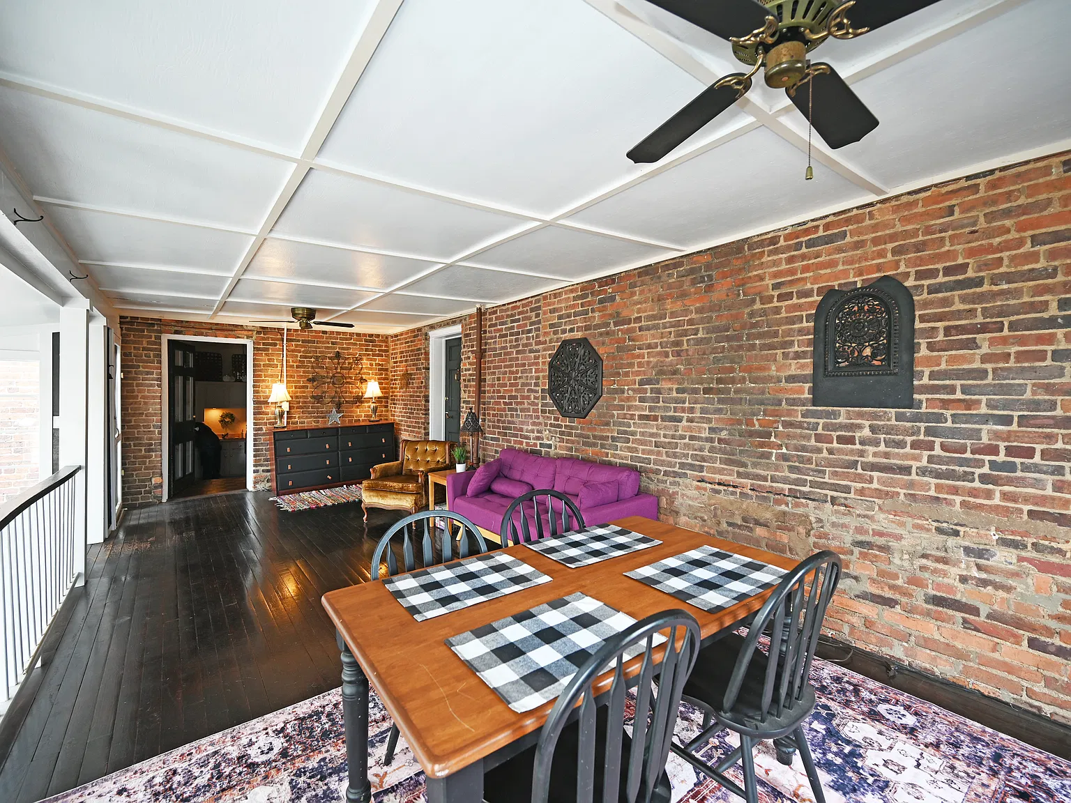 3 bed, 2200 sqft, $2,400 — Photo 2