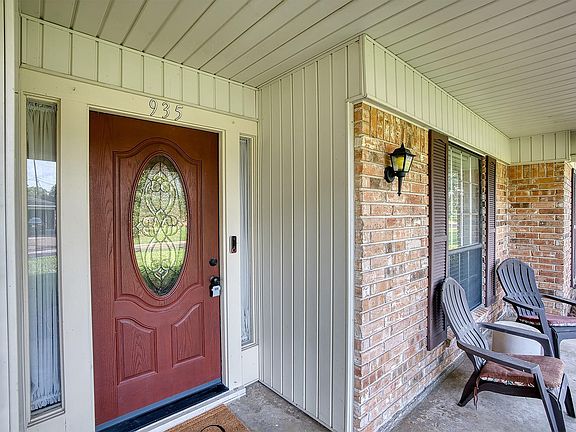 3rd image of 935 Chatwood Dr