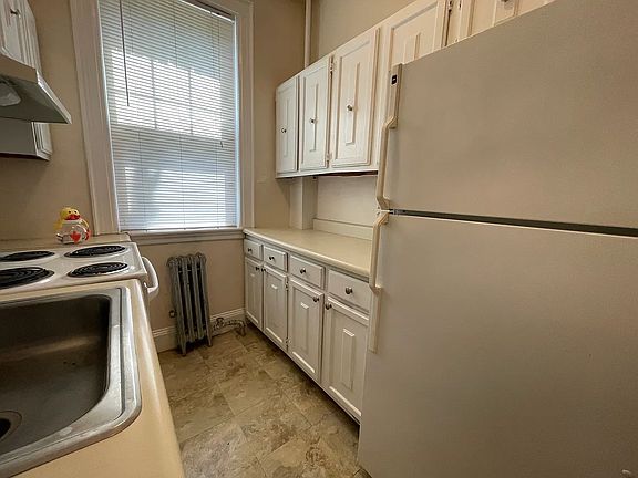 3rd image of 52 Strathmore Rd APT 7
