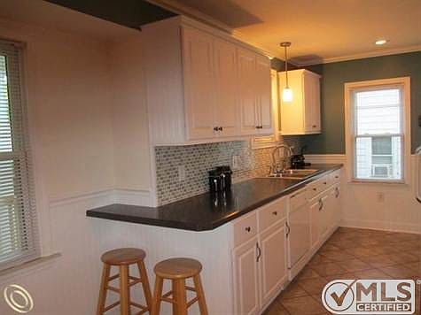 362 Riviera Ter Kitchen.jpg