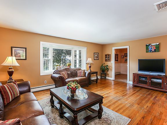 5th image of 126 Carpenter Ave