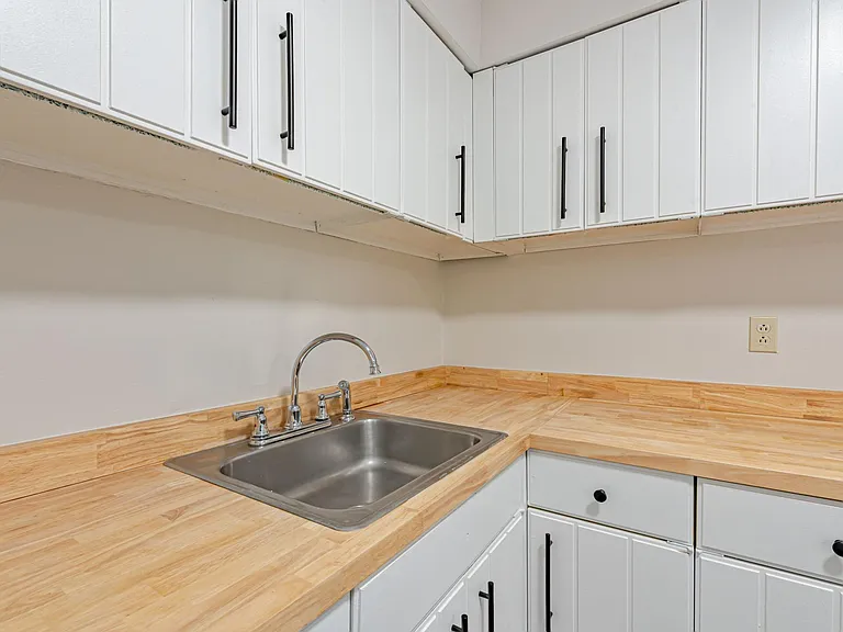 Brooklane Manor Apartments — Photo 9
