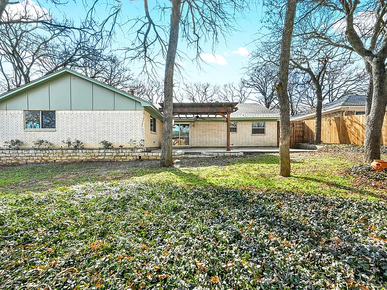 660 Springhill Dr — Photo 24