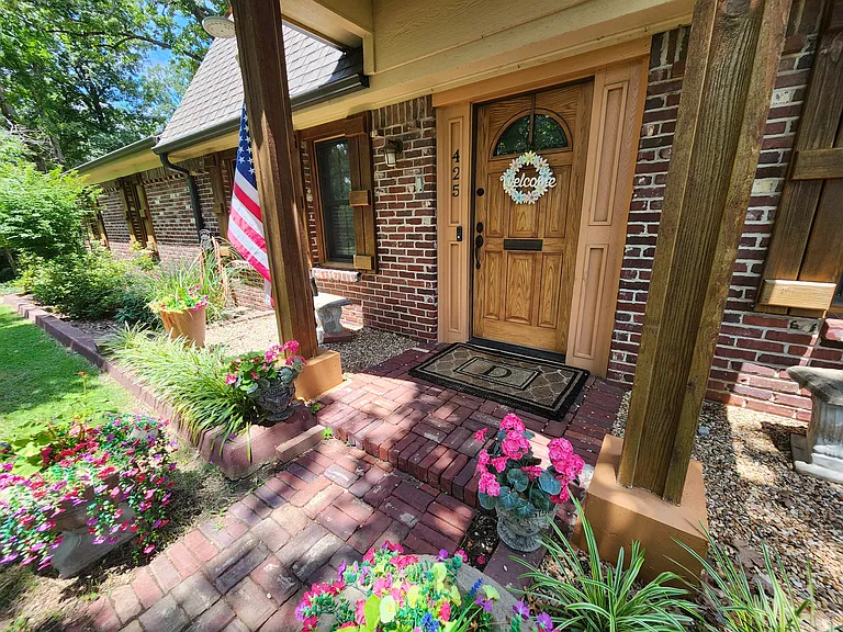 425 E Seneca St — Photo 89