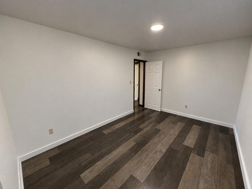 2nd image of 718 Renshaw Ave