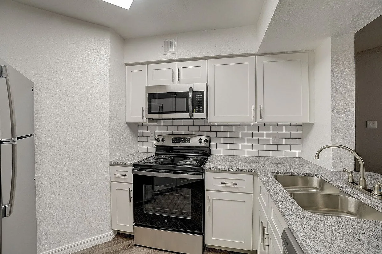 Hidden Palms Apartment Homes — Photo 1