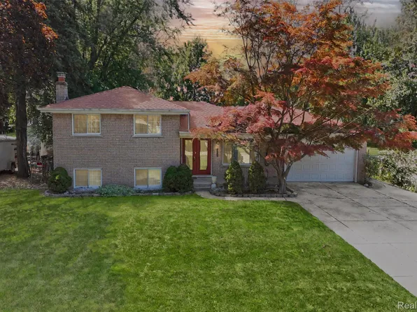 19146 McKinnon St S, Roseville, MI 48066