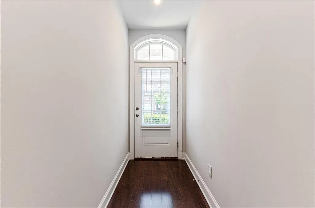 4 bed, 3.5 bath, 2502 sqft, $3,200 — Photo 4
