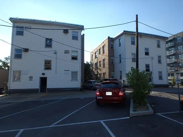 400 S Ninth St — Photo 3