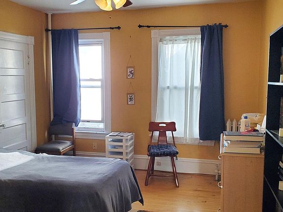 Bedroom w/Bathroom access