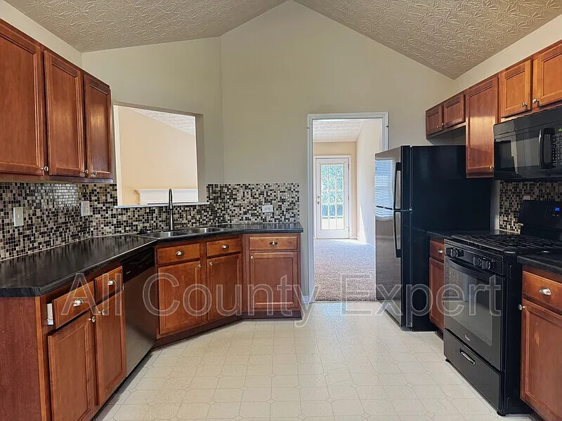 4 bed, 2.5 bath, 1686 sqft, $2,195 — Photo 4