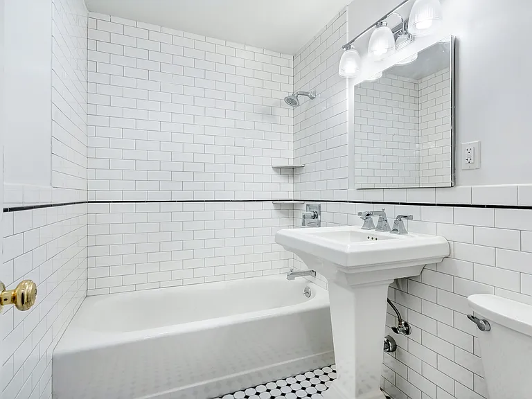 114 E 62nd St #GARDEN — Photo 10