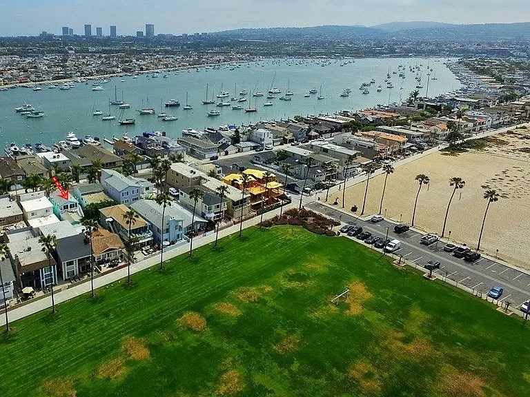 915 E Balboa Blvd — Photo 7