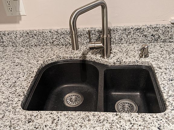 Full, Deep double sink with pull-out faucet