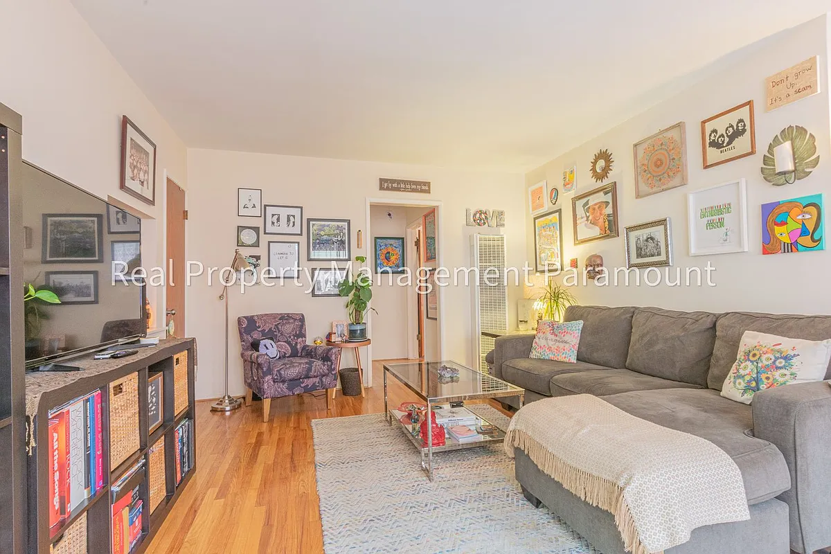 Building Photo - 8016 Blackburn Ave #2