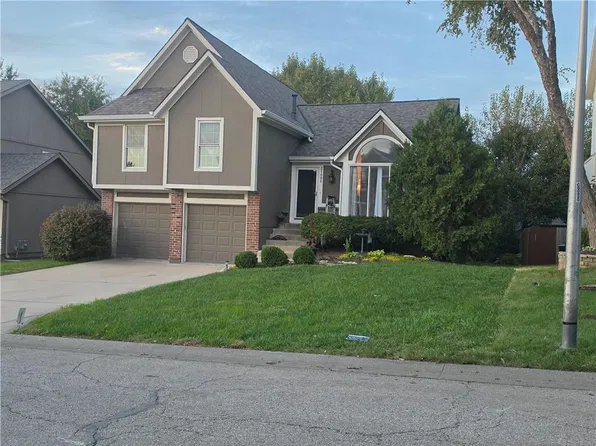 21806 W 53rd St, Shawnee, KS 66226
