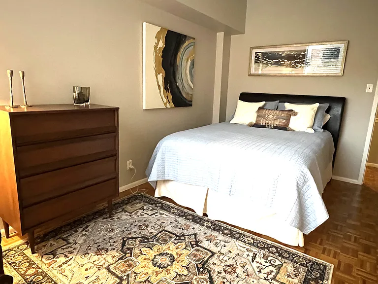 2nd Bedroom - queen bed