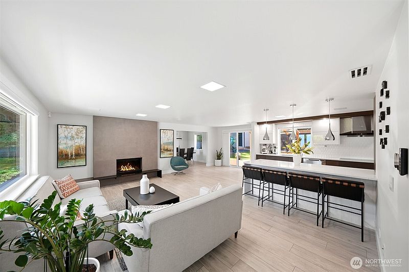 3rd image of 14022 Meridian Avenue S