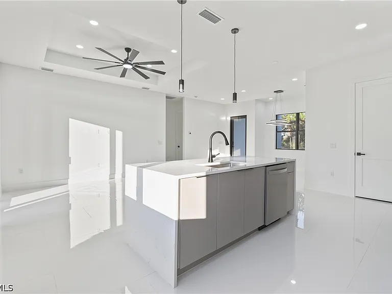 566 Eisenhower Blvd — Photo 13