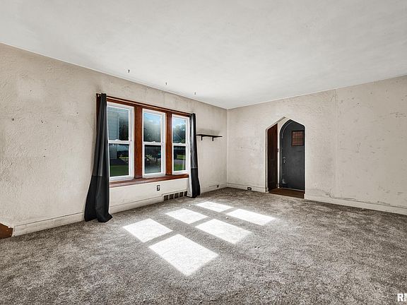 5th image of 313 Winter St