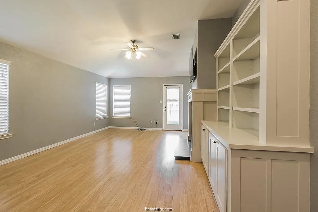 4 bed, 2011 sqft, $2,300 — Photo 4