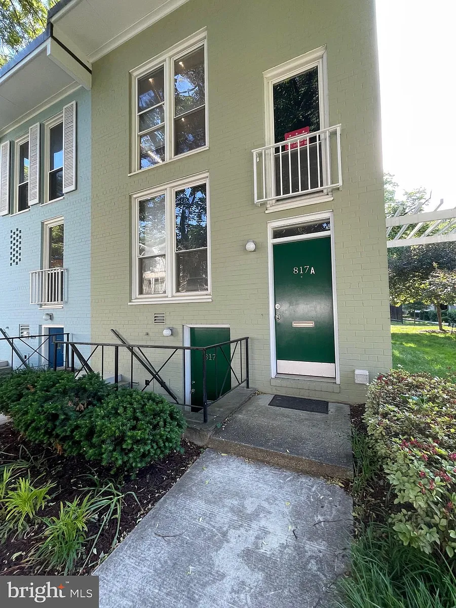 Building Photo - 817 Delaware Ave SW #227