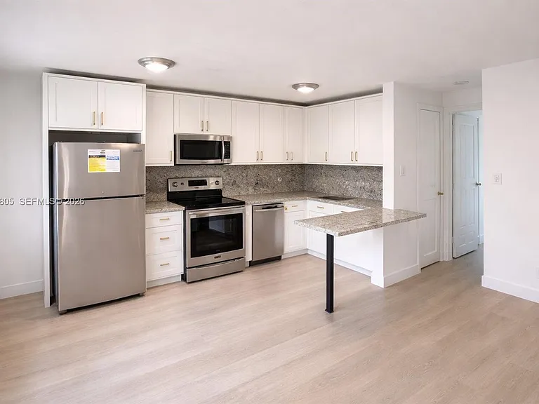 515 SE 9th St #2 — Photo 3