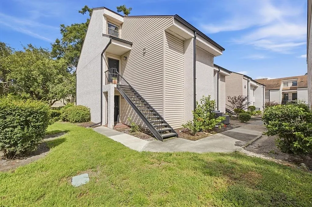 1 bed, 1.0 bath, 817 sqft, $1,395 — Photo 1
