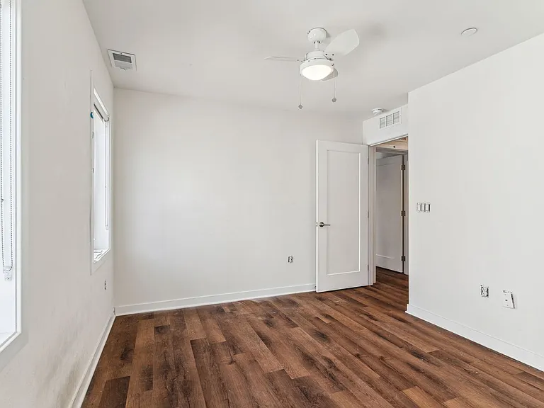 Graduate Pointe — Photo 182