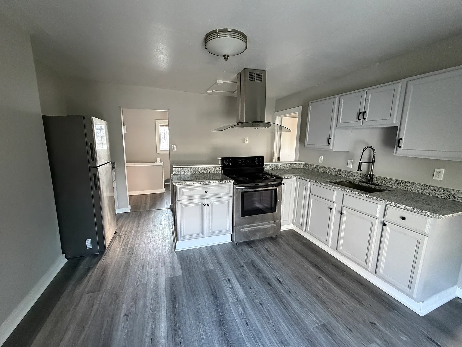 3 bed, 1000 sqft, $1,500 — Photo 2