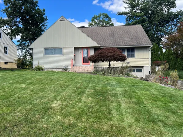 2731 Columbia Dr, Endwell, NY 13760
