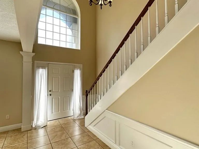 955 W Charing Cross Cir — Photo 2