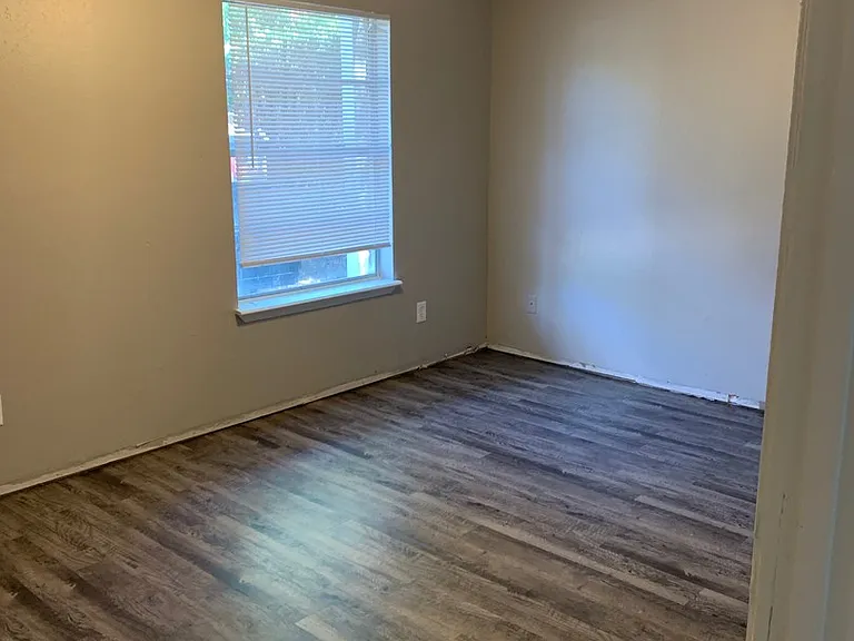 906 Harris St — Photo 5