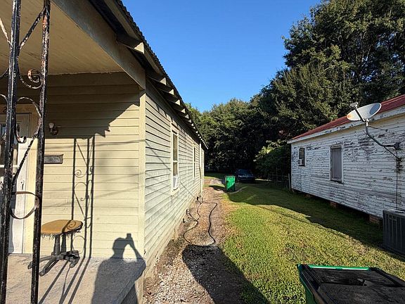 2nd image of 425 Saint Nicholas St